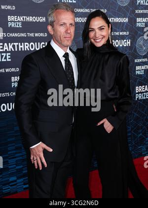 (FILE) Gal Gadot salta la Mostra del Cinema di Venezia in mezzo alla campagna pro-palestinese. LOS ANGELES, CALIFORNIA, USA - 15 APRILE: Jaron Varsano e moglie/attrice e modella israeliana Gal Gadot indossano gioielli di Tiffany & Co. Gal Gadot arriva alla nona cerimonia annuale del Premio Breakthrough che si tiene all'Academy Museum of Motion Pictures il 15 aprile 2023 a Los Angeles, California, Stati Uniti. (Foto di Xavier Collin/Image Press Agency) Foto Stock