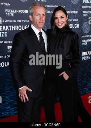 (FILE) Gal Gadot salta la Mostra del Cinema di Venezia in mezzo alla campagna pro-palestinese. LOS ANGELES, CALIFORNIA, USA - 15 APRILE: Jaron Varsano e moglie/attrice e modella israeliana Gal Gadot indossano gioielli di Tiffany & Co. Gal Gadot arriva alla nona cerimonia annuale del Premio Breakthrough che si tiene all'Academy Museum of Motion Pictures il 15 aprile 2023 a Los Angeles, California, Stati Uniti. (Foto di Xavier Collin/Image Press Agency) Foto Stock