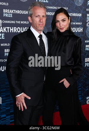 (FILE) Gal Gadot salta la Mostra del Cinema di Venezia in mezzo alla campagna pro-palestinese. LOS ANGELES, CALIFORNIA, USA - 15 APRILE: Jaron Varsano e moglie/attrice e modella israeliana Gal Gadot indossano gioielli di Tiffany & Co. Gal Gadot arriva alla nona cerimonia annuale del Premio Breakthrough che si tiene all'Academy Museum of Motion Pictures il 15 aprile 2023 a Los Angeles, California, Stati Uniti. (Foto di Xavier Collin/Image Press Agency) Foto Stock