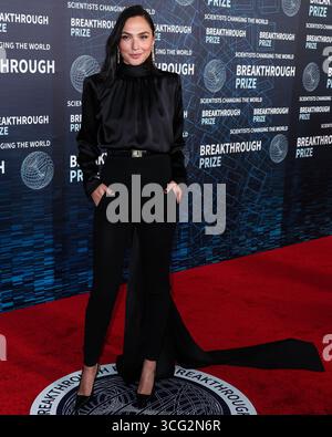 (FILE) Gal Gadot salta la Mostra del Cinema di Venezia in mezzo alla campagna pro-palestinese. LOS ANGELES, CALIFORNIA, USA - 15 APRILE: L'attrice e modella israeliana Gal Gadot, che indossa gioielli di Tiffany & Co., arriva alla nona cerimonia annuale del Premio Breakthrough che si tiene all'Academy Museum of Motion Pictures il 15 aprile 2023 a Los Angeles, California, Stati Uniti. (Foto di Xavier Collin/Image Press Agency) Foto Stock