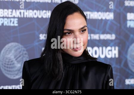 (FILE) Gal Gadot salta la Mostra del Cinema di Venezia in mezzo alla campagna pro-palestinese. LOS ANGELES, CALIFORNIA, USA - 15 APRILE: L'attrice e modella israeliana Gal Gadot, che indossa gioielli di Tiffany & Co., arriva alla nona cerimonia annuale del Premio Breakthrough che si tiene all'Academy Museum of Motion Pictures il 15 aprile 2023 a Los Angeles, California, Stati Uniti. (Foto di Xavier Collin/Image Press Agency) Foto Stock