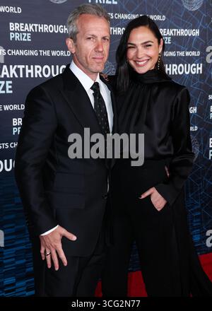 (FILE) Gal Gadot salta la Mostra del Cinema di Venezia in mezzo alla campagna pro-palestinese. LOS ANGELES, CALIFORNIA, USA - 15 APRILE: Jaron Varsano e moglie/attrice e modella israeliana Gal Gadot indossano gioielli di Tiffany & Co. Gal Gadot arriva alla nona cerimonia annuale del Premio Breakthrough che si tiene all'Academy Museum of Motion Pictures il 15 aprile 2023 a Los Angeles, California, Stati Uniti. (Foto di Xavier Collin/Image Press Agency) Foto Stock