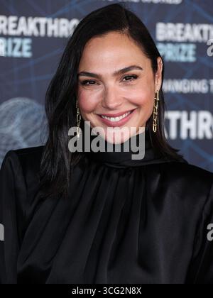 (FILE) Gal Gadot salta la Mostra del Cinema di Venezia in mezzo alla campagna pro-palestinese. LOS ANGELES, CALIFORNIA, USA - 15 APRILE: L'attrice e modella israeliana Gal Gadot, che indossa gioielli di Tiffany & Co., arriva alla nona cerimonia annuale del Premio Breakthrough che si tiene all'Academy Museum of Motion Pictures il 15 aprile 2023 a Los Angeles, California, Stati Uniti. (Foto di Xavier Collin/Image Press Agency) Foto Stock