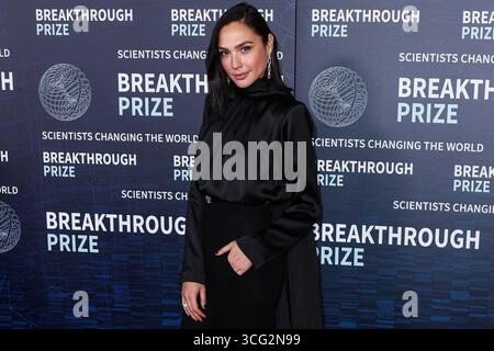 (FILE) Gal Gadot salta la Mostra del Cinema di Venezia in mezzo alla campagna pro-palestinese. LOS ANGELES, CALIFORNIA, USA - 15 APRILE: L'attrice e modella israeliana Gal Gadot, che indossa gioielli di Tiffany & Co., arriva alla nona cerimonia annuale del Premio Breakthrough che si tiene all'Academy Museum of Motion Pictures il 15 aprile 2023 a Los Angeles, California, Stati Uniti. (Foto di Xavier Collin/Image Press Agency) Foto Stock
