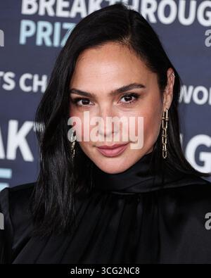 (FILE) Gal Gadot salta la Mostra del Cinema di Venezia in mezzo alla campagna pro-palestinese. LOS ANGELES, CALIFORNIA, USA - 15 APRILE: L'attrice e modella israeliana Gal Gadot, che indossa gioielli di Tiffany & Co., arriva alla nona cerimonia annuale del Premio Breakthrough che si tiene all'Academy Museum of Motion Pictures il 15 aprile 2023 a Los Angeles, California, Stati Uniti. (Foto di Xavier Collin/Image Press Agency) Foto Stock