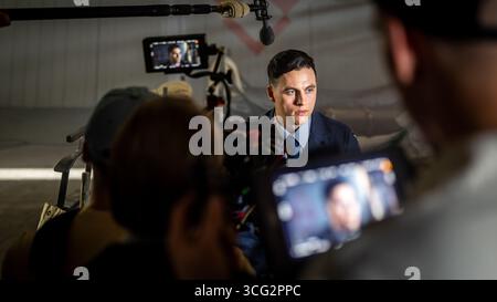 Ostrava, Repubblica Ceca. 25 agosto 2025. L'attore ceco Tadeas Moravec, raffigurato durante le riprese del documentario Osamely vlk (il lupo solitario), che descrive la storia del pilota cecoslovacco della RAF Josef Frantisek, a Ostrava, Repubblica Ceca, il 25 agosto 2025. Crediti: Petr Sznapka/CTK Photo/Alamy Live News Foto Stock