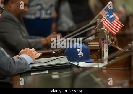 Sacramento, Stati Uniti. 25 agosto 2025. Cappellino da baseball dei Los Angeles Dodgers, membro dell'Assemblea Gregg Hart (D-Santa Barbara), sulla scrivania del palazzo dell'Assemblea del Campidoglio della California, Sacramento, California, lunedì, agosto 25, 2025. (foto di Rahul Lal/Sipa USA) credito: SIPA USA/Alamy Live News Foto Stock