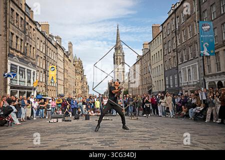 Edinburgh Festival Fringe 2025, Xiao hei, da Taiwan, si esibisce al Royal Mile Scotland, Regno Unito. Foto Stock
