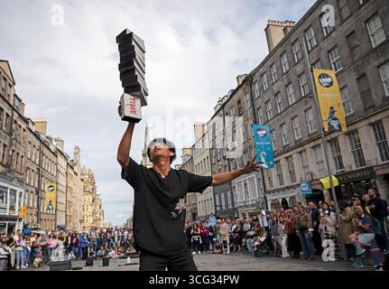 Edinburgh Festival Fringe 2025, Xiao hei, da Taiwan, si esibisce al Royal Mile Scotland, Regno Unito. Foto Stock