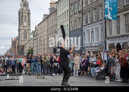 Edinburgh Festival Fringe 2025, Xiao hei, da Taiwan, si esibisce al Royal Mile Scotland, Regno Unito. Foto Stock