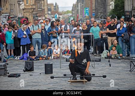 Edinburgh Festival Fringe 2025, Xiao hei, da Taiwan, si esibisce al Royal Mile Scotland, Regno Unito. Foto Stock