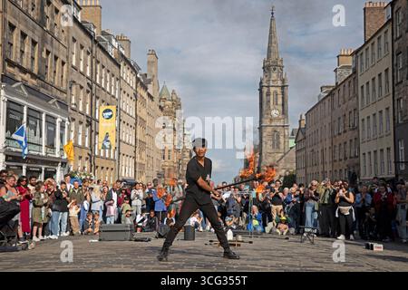Edinburgh Festival Fringe 2025, Xiao hei, da Taiwan, si esibisce al Royal Mile Scotland, Regno Unito. Foto Stock
