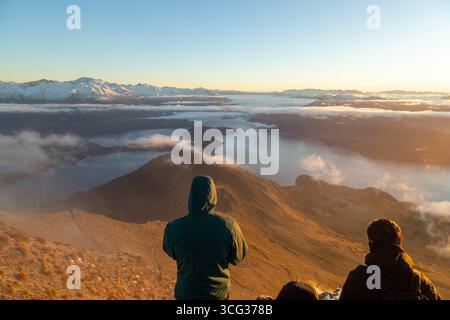 Gli escursionisti ammirano una splendida alba sul Roy's Peak e si affacciano sul lago Wanaka verso il Mount Aspiring National Park Foto Stock