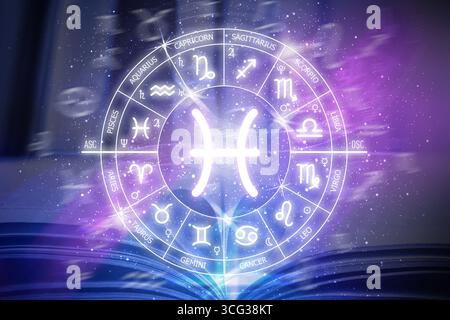 Segno zodiacale dei pesci. Cerchio zodiacale su uno sfondo blu scuro dello spazio. Astrologia. Cosmogramma. dodici segni dello zodiaco Foto Stock