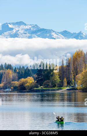 Kayak sul lago Wanaka con il Mount Aspiring National Park sullo sfondo Foto Stock