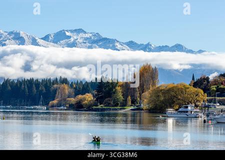 Kayak sul lago Wanaka con il Mount Aspiring National Park sullo sfondo Foto Stock