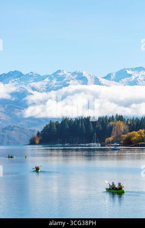 Kayak sul lago Wanaka con il Mount Aspiring National Park sullo sfondo Foto Stock