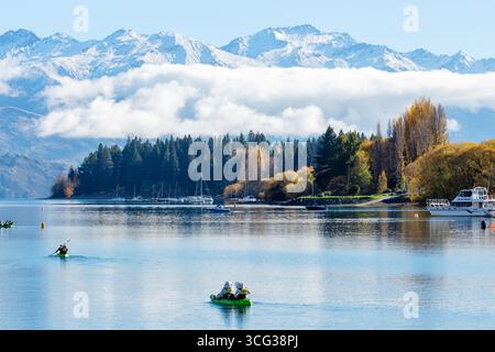 Kayak sul lago Wanaka con il Mount Aspiring National Park sullo sfondo Foto Stock