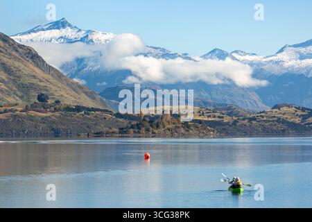 Kayak sul lago Wanaka con il Mount Aspiring National Park sullo sfondo Foto Stock