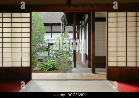 Porte scorrevoli in un tipico tempio giapponese di Kyoto (Unryu-in) Foto Stock