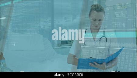 Lavoratore medico donna che esamina le note del paziente dal letto con appunti e stetoscopio, copia spazio Foto Stock