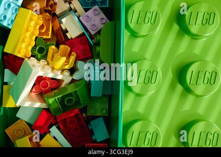 Tyumen, Russia - 8 luglio 2025: Mattoncini colorati Lego disposti in un contenitore verde che mostra una creatività infinita Foto Stock