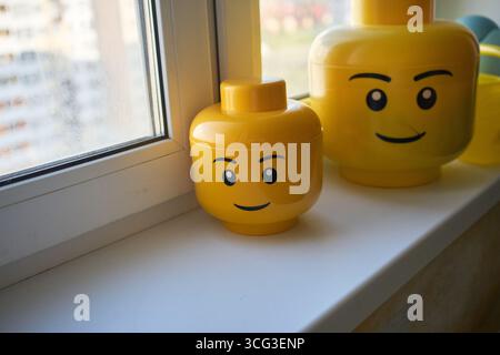 Tyumen, Russia - 8 luglio 2025: Soluzione di conservazione creativa Lego con contenitori colorati a forma di mattoni su davanzale Foto Stock