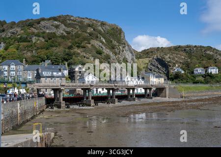 Barmouth Bridge (noto anche come Barmouth Viaduct) che attraversa l'estuario di Mawddach, Barmouth, Gwynedd, Galles nord-occidentale, Galles, REGNO UNITO Foto Stock