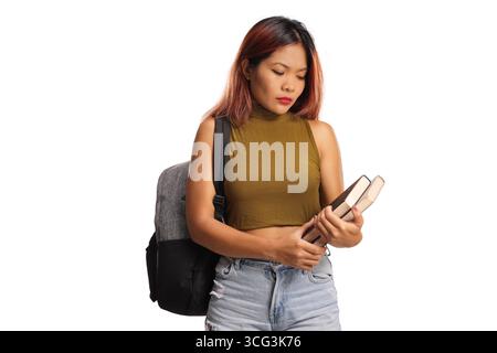 Donna asiatica pensiva che tiene libri isolati su sfondo bianco Foto Stock