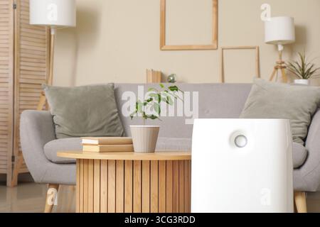 Umidificatore moderno vicino al tavolino da caffè nel soggiorno Foto Stock