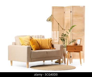 Moderno divano beige, schermo pieghevole e tavolo isolato su sfondo bianco Foto Stock