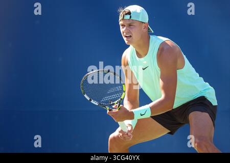 New York, Stati Uniti. 26 agosto 2025. NEW YORK, STATI UNITI - AGOSTO 26: Holger Rune della Danimarca durante il giorno 2 degli US Open 2025 all'USTA Billie Jean King National Tennis Center il 26 agosto 2025 a New York, Stati Uniti. (Foto di Erik van Leeuwen/Agenzia BSR) credito: Agenzia BSR/Alamy Live News Foto Stock
