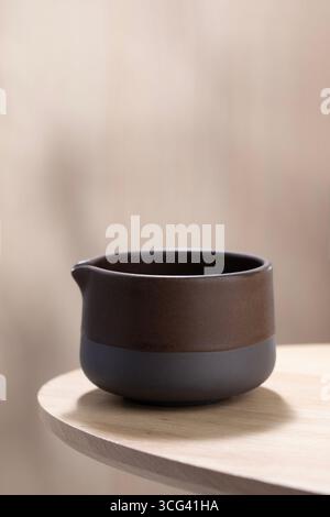 Elegante tazza Chawan in ceramica, perfetta per gustare il tè Matcha giapponese in autentiche cerimonie del tè o momenti tranquilli a casa Foto Stock
