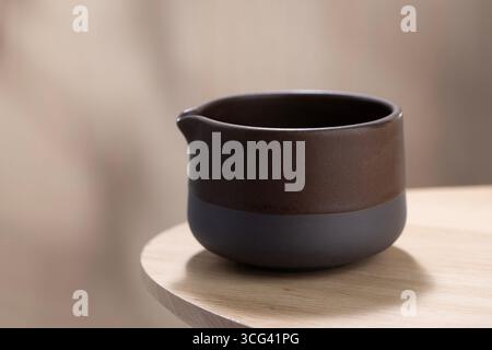 Elegante tazza Chawan in ceramica, perfetta per gustare il tè Matcha giapponese in autentiche cerimonie del tè o momenti tranquilli a casa Foto Stock