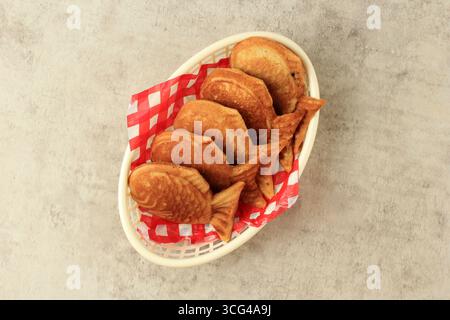 Snack Taiyaki giapponese con vista dall'alto. Dolci giapponesi Taiyaki. Pancake a forma di pesce con pasta di fagioli rossi all'interno. Foto Stock