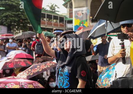 Dacca, Dacca, Bangladesh. 26 agosto 2025. Gli studenti della Bangladesh University of Engineering and Technology (BUET) bloccano l'intersezione di Shahbagh a Dhaka, Bangladesh, il 26 agosto 2025, durante una protesta sotto il programma "blocco degli ingegneri", chiedendo giustizia per le minacce di morte all'ex ingegnere alunno di BUET Roknuzzaman Rokon e premendo la loro richiesta in tre punti. (Credit Image: © Abu Sufian Jewel/ZUMA Press Wire) SOLO PER USO EDITORIALE! Non per USO commerciale! Crediti: ZUMA Press, Inc./Alamy Live News Foto Stock