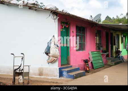 Old House in Ooty, facciata antica con pareti di colore rosa rotto, edificio in mattoni e pietra, bustine di tè appese all'esterno della casa, stile di vita in India, 22 marzo Foto Stock