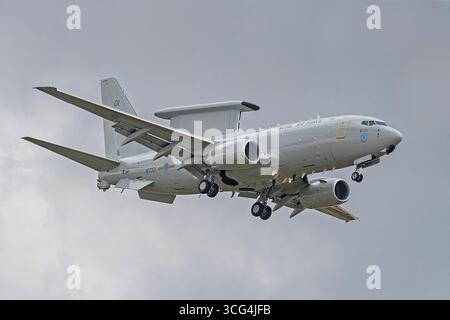 RAF Boeing Wedgetail arrivo al Royal International Air Tattoo, Whelford, RAF Fairford, Gloucestershire, Regno Unito 2025 Foto Stock