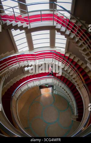 La scala principale del Midland Hotel è un importante hotel di lusso in stile art deco situato lungo il lungomare di Morecambe, Lancashire, Inghilterra. Foto Stock