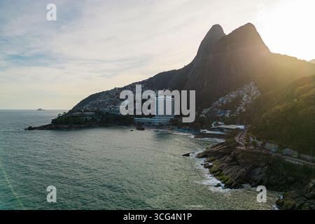 Sagoma della montagna dei due fratelli a Rio de Janeiro dal sole che tramonta alle spalle Foto Stock