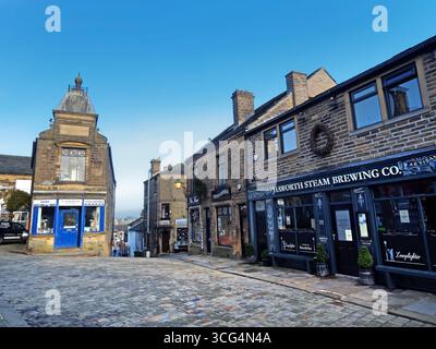 UK, West Yorkshire, Haworth, Main Street Shops. Foto Stock