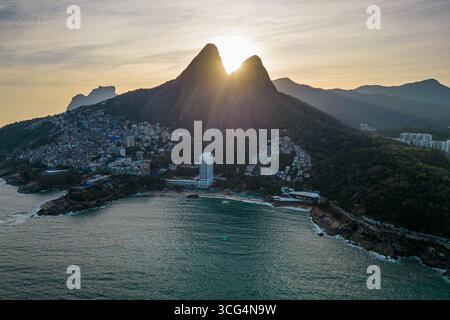 Sagoma della montagna dei due fratelli a Rio de Janeiro dal sole che tramonta alle spalle Foto Stock