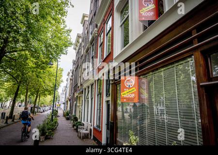 GOUDA - Una casa in vendita con il cartello di un agente immobiliare in vendita. Nel secondo trimestre, il maggior numero di case è stato messo in vendita nei Paesi Bassi in quasi vent'anni. Di conseguenza, gli aumenti dei prezzi delle abitazioni hanno subito un notevole rallentamento, secondo quanto riferisce l’Associazione olandese degli agenti immobiliari (NVM). ANP / Hollandse Hoogte / ROBIN UTRECHT netherlands Out - belgium Out Foto Stock