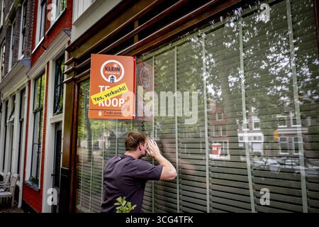 GOUDA - Una casa in vendita con il cartello di un agente immobiliare in vendita. Nel secondo trimestre, il maggior numero di case è stato messo in vendita nei Paesi Bassi in quasi vent'anni. Di conseguenza, gli aumenti dei prezzi delle abitazioni hanno subito un notevole rallentamento, secondo quanto riferisce l’Associazione olandese degli agenti immobiliari (NVM). ANP / Hollandse Hoogte / ROBIN UTRECHT netherlands Out - belgium Out Foto Stock