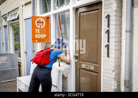 GOUDA - Una casa in vendita con il cartello di un agente immobiliare in vendita. Nel secondo trimestre, il maggior numero di case è stato messo in vendita nei Paesi Bassi in quasi vent'anni. Di conseguenza, gli aumenti dei prezzi delle abitazioni hanno subito un notevole rallentamento, secondo quanto riferisce l’Associazione olandese degli agenti immobiliari (NVM). ANP / Hollandse Hoogte / ROBIN UTRECHT netherlands Out - belgium Out Foto Stock