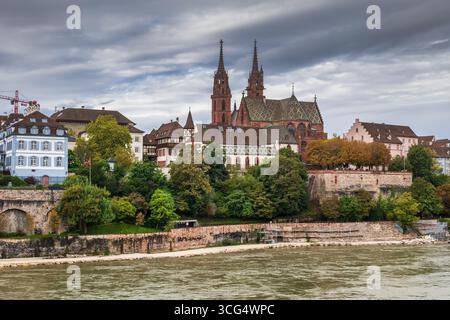 Città di Basilea in Svizzera. Città vecchia sul fiume Reno con la cattedrale di Basilea (Basler Munster) e il punto panoramico di Basilea Palatinato Pfalz. Foto Stock