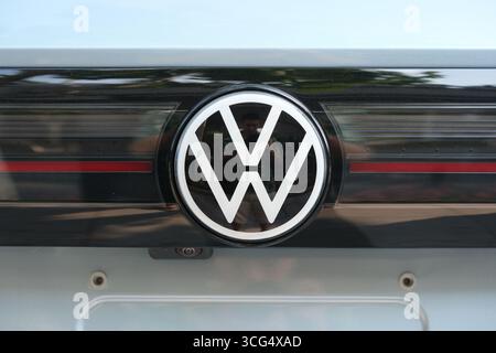 Shanghai, Cina - 28 giugno 2025: Logo Volkswagen car brand Foto Stock