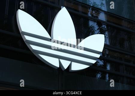 Shanghai, Cina - 28 giugno 2025: Logo del marchio adidas Foto Stock