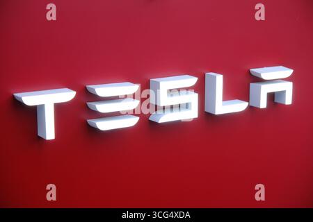 Shanghai, Cina - 28 giugno 2025: Logo dell'azienda del marchio TESLA Foto Stock