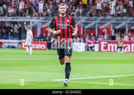 Alex Jimenez dell'AC Milan durante la partita di calcio di serie A tra Milano e Cremonese allo Stadio G Meazza di Milano - sabato, agosto Foto Stock